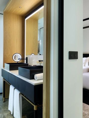 Modernes Badezimmer mit großem Spiegel und eleganter Ausstattung