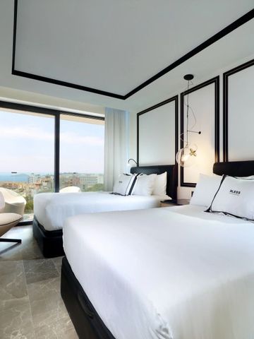 Helles Zimmer mit zwei Betten und Panoramablick auf das Meer