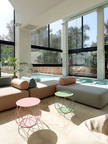 Moderne Lounge mit Blick in den grünen Gartenbereich