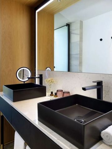 Elegantes Badezimmer mit Doppelwaschbecken und modernem Design