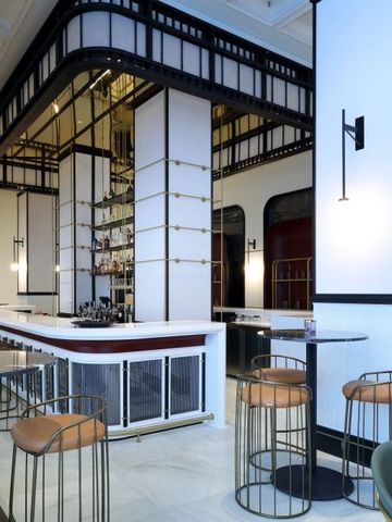 Moderne Bar mit stilvollen Sitzmöglichkeiten