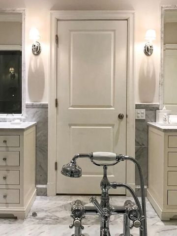 Badezimmer mit Doppelwaschbecken und hochwertigen Armaturen