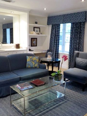 Luxuriöses Wohnzimmer mit eleganten Möbeln und Dekor