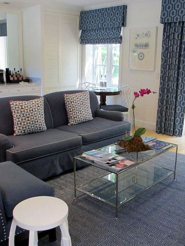 Helles Wohnzimmer mit blauen Sofas und modernen Dekorationen