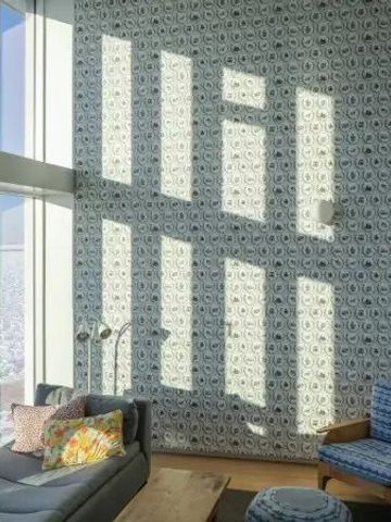 Gemütliche Leseecke im Hotelzimmer mit Blick auf schneebedeckte Landschaft