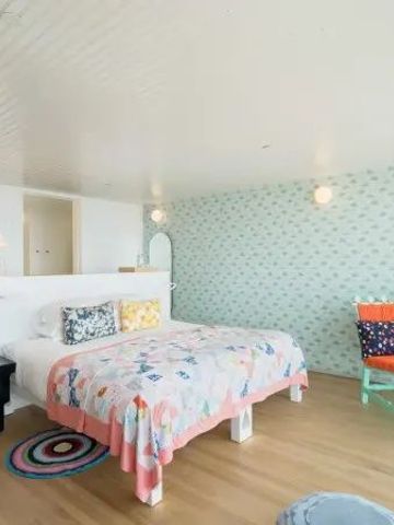 Helles Schlafzimmer mit moderner Einrichtung und bunten Akzenten