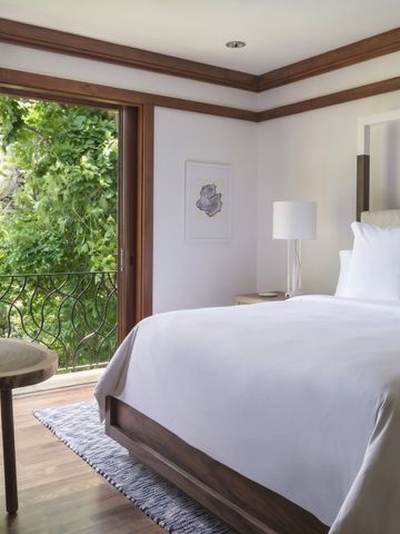 Gemütliches Zimmer mit Balkon und Blick ins Grüne.