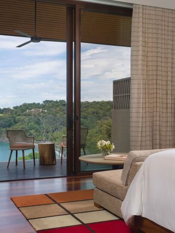 Luxuriöses Schlafzimmer mit Terrasse und Panoramablick auf das Meer