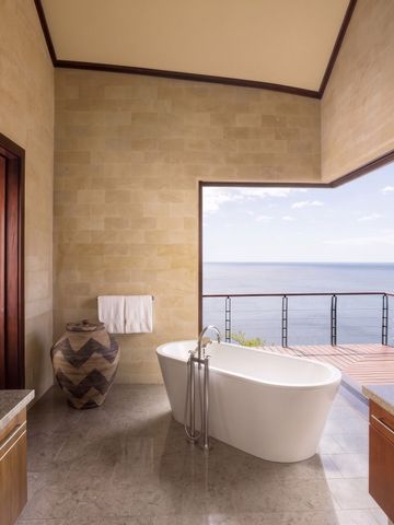Freistehende Badewanne mit Meerblick und offener Architektur