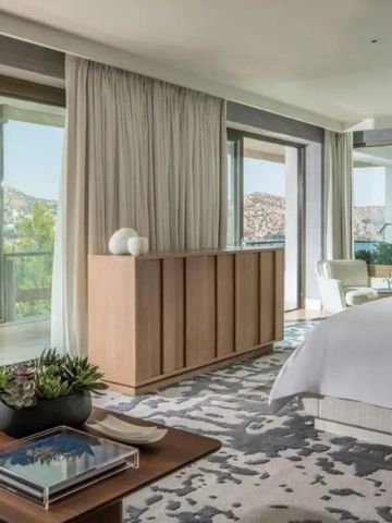 Luxuriöse Suite im Four Seasons Astir Palace Hotel Athens mit Meerblick und eleganter Einrichtung.