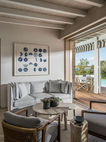 Stilvoller Wohnbereich einer Villa mit Zugang zur Terrasse und privatem Pool.