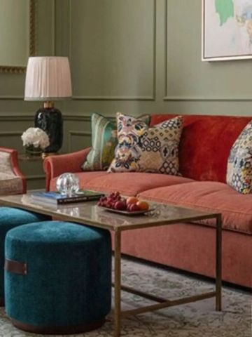 Elegante Sitzecke mit bunter Couch und modernen Sesseln im Four Seasons Hotel Hampshire