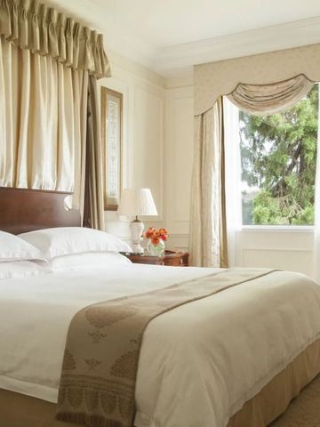 Helles Zimmer mit Doppelbett und klassischer Dekoration