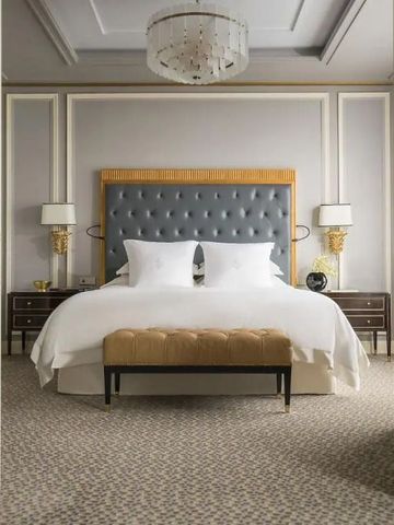 Elegantes Schlafzimmer mit luxuriösem Doppelbett und Kronleuchter
