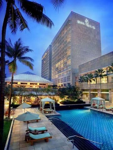 Außenansicht des Hotels mit Poolbereich bei Dämmerung