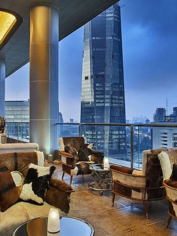 Luxuriöse Lounge mit Blick auf die Skyline von Jakarta
