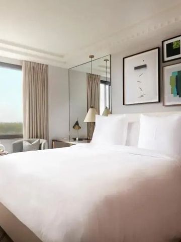 Modern eingerichtetes Gästezimmer mit großem Bett und hellem Interieur