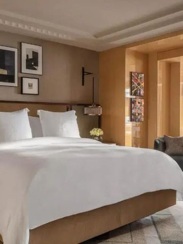Elegantes Hotelzimmer mit Kunstwerken und großzügigem Tageslicht im Four Seasons London