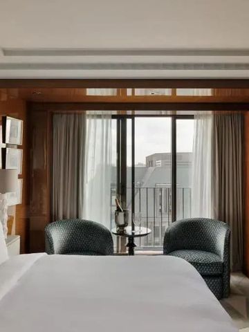Helles Hotelzimmer mit Blick auf die Stadt und eleganten Sitzgelegenheiten
