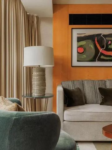 Designorientiertes Wohnbereich mit moderner Kunst und gemütlichen Möbeln