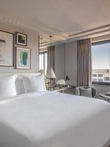 Helles Schlafzimmer mit moderner Dekoration und großen Fenstern