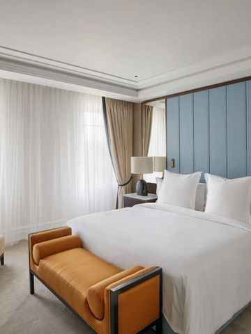 Elegantes Hotelzimmer mit breiten Fenstern und stilvoller Einrichtung