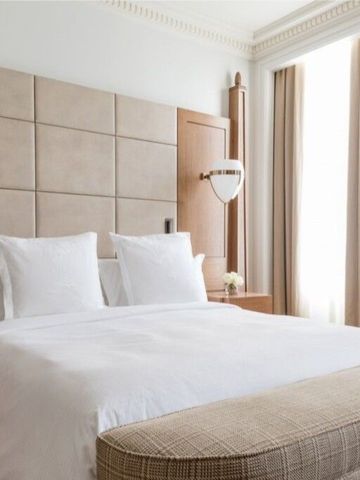 Helles Zimmer mit großem Bett und natürlichem Licht