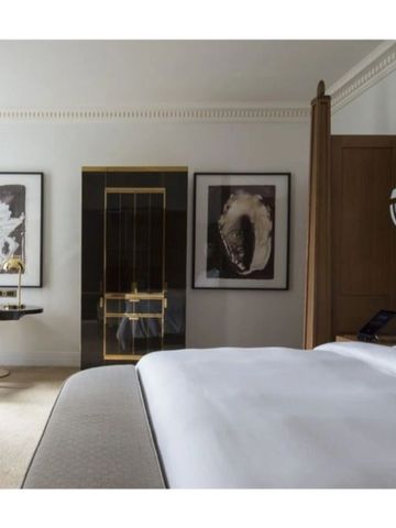 Geräumiges Zimmer mit künstlerischen Akzenten und luxuriösem Bett