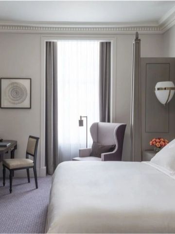 Stilvolles Hotelzimmer mit Arbeitsplatz und komfortabler Sitzgelegenheit