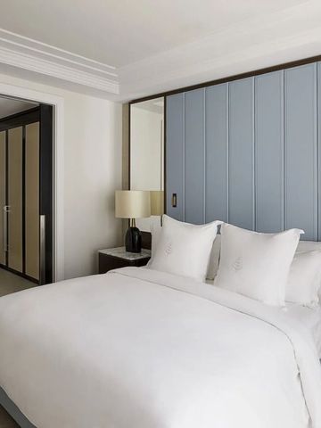 Helles Hotelzimmer mit modernem Design und komfortablem Doppelbett