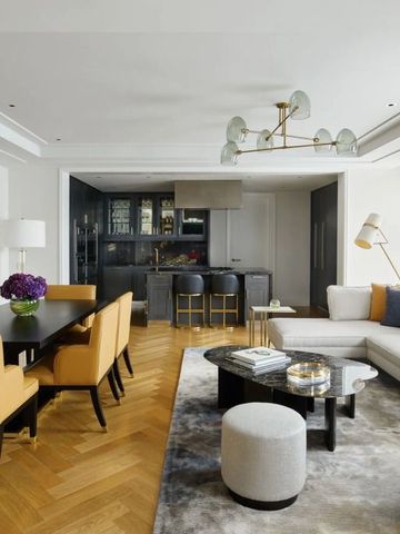 Elegantes Wohnzimmer mit moderner Küche und luxuriösem Interieur