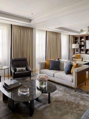 Elegantes Wohnzimmer mit modernen Möbeln und großen Fenstern