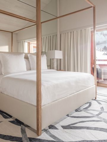 Luxuriöses Schlafzimmer mit Himmelbett und Panoramablick