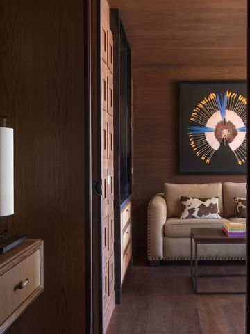 Elegantes Wohnzimmer einer Suite mit Kunst an der Wand und gemütlichem Sofa