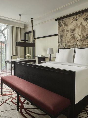 Geräumiges Hotelzimmer mit eleganter Dekoration und Zugang zu einem Balkon