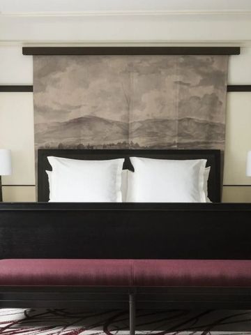 Hotelzimmer mit großem Bett und edler Wanddekoration