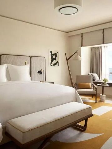 Modernes Hotelzimmer mit großem Fenster und Meerblick