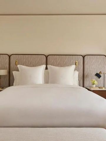 Elegantes Schlafzimmer im Four Seasons Miami mit modernem Dekor und neutralen Farben