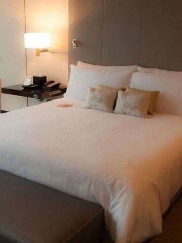 Luxuriöse Suite mit großem Bett und eleganter Beleuchtung.