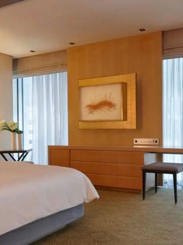 Elegantes Hotelzimmer mit künstlerischen Dekorelementen und heller Beleuchtung.