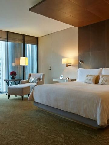Luxuriöses Hotelzimmer mit warmem Licht und eleganten Möbeln.