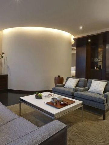Elegantes Wohnzimmer einer Suite mit modernen Möbeln und dezenter Beleuchtung