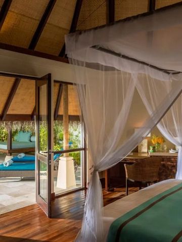 Villa mit Himmelbett und Blick auf privaten Pool und tropische Vegetation
