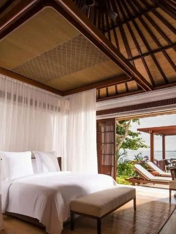 Zimmer im Four Seasons Bali mit Himmelbett und Terrasse mit Meerblick