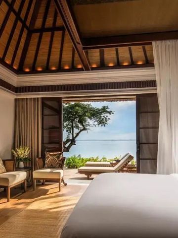 Luxusvilla am Four Seasons mit Blick auf den Garten und das Meer