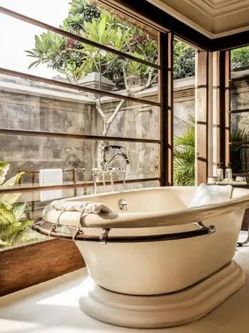 Freistehende Badewanne im Four Seasons Bali mit Gartenblick