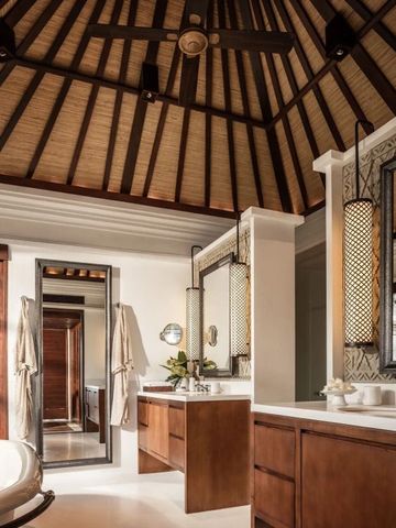 Luxuriöses Badezimmer mit Holzdekor und traditionellen balinesischen Designelementen