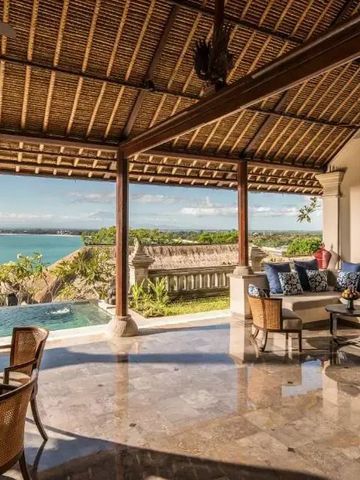 Offene Terrasse mit Lounge-Bereich und Blick auf die Bucht und den Infinity-Pool