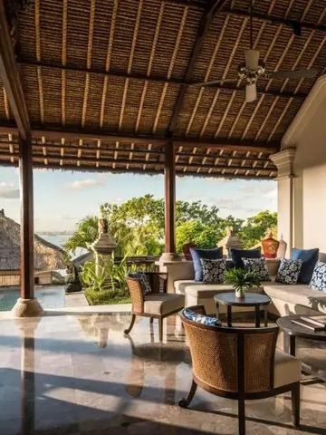 Geräumige offene Lounge mit Blick auf Pool und Garten im balinesischen Stil