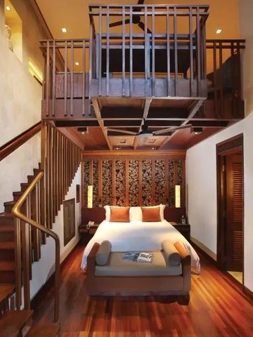 Stilvolles Zimmer mit Holzverkleidung und elegantem Doppelbett